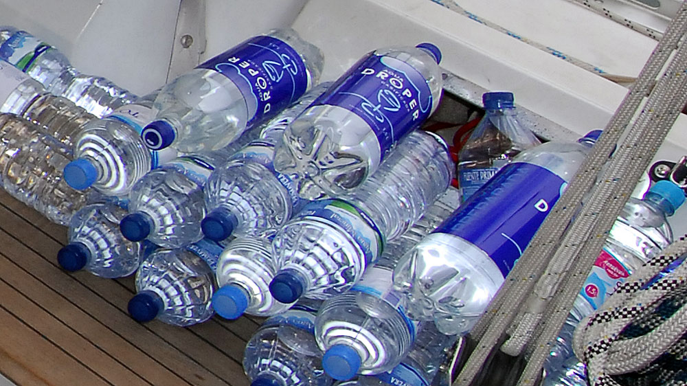 blauwasser_trinkwasser_an_bord_flaschenwasser