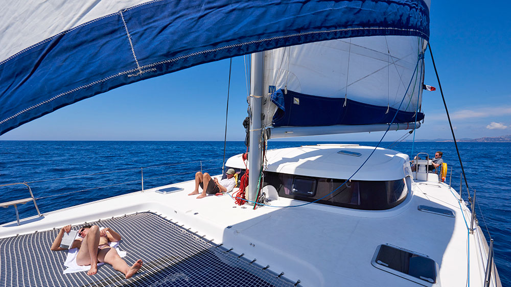 blauwasser_yacht_charter_segeln_einsteiger_anfaenger_relaxed_an_deck