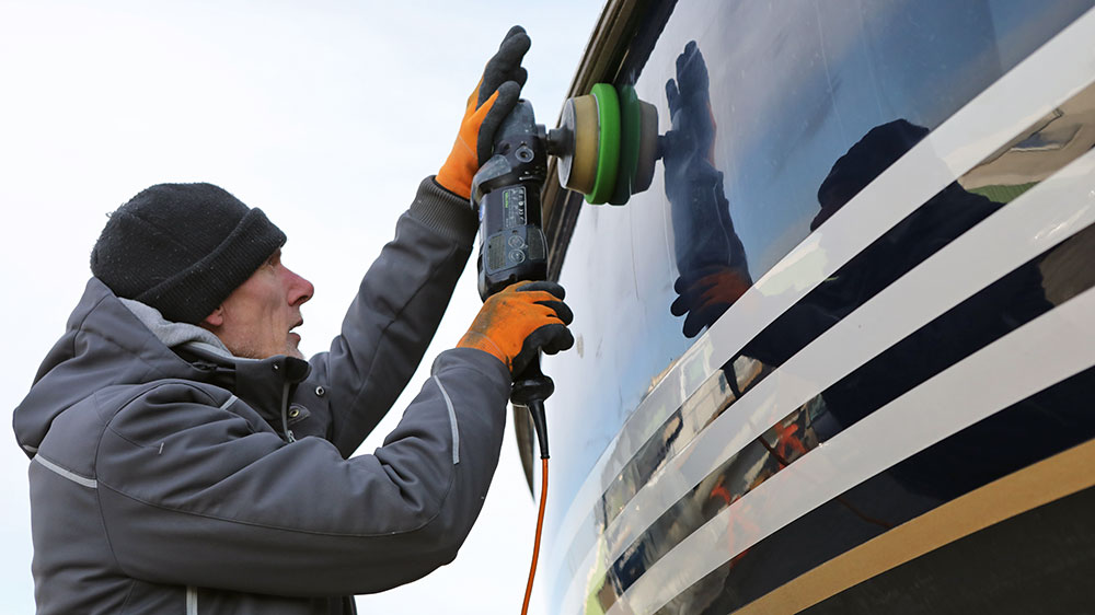 blauwasser_yacht_refit_polieren_rumpf_anleitung_maschine_oben