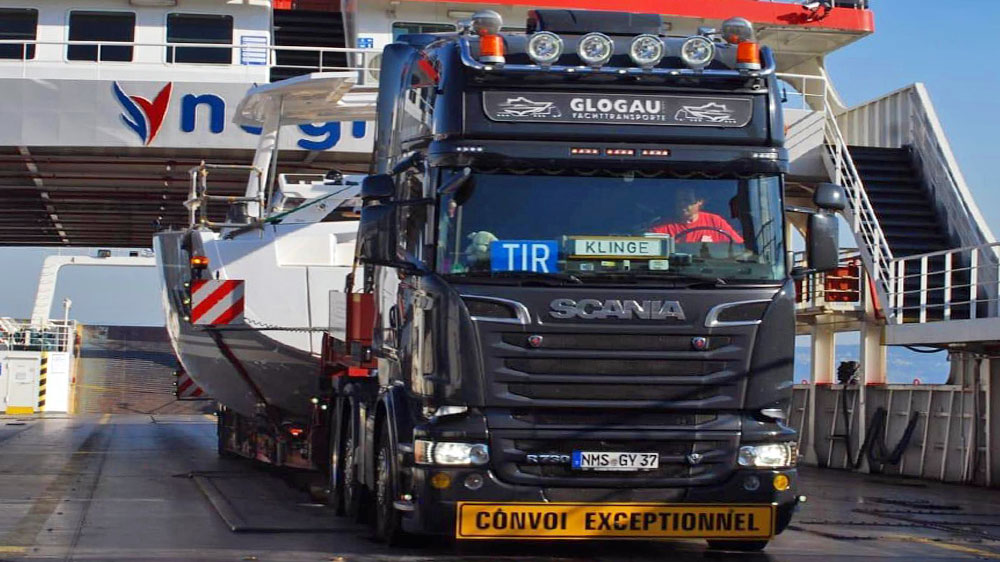 blauwasser_yacht_transport_strasse_lkw_faehre
