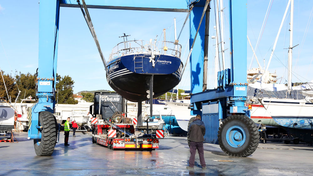 blauwasser_yacht_transport_strasse_lkw_kranen