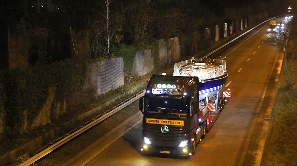 blauwasser_yacht_transport_strasse_lkw_nachts