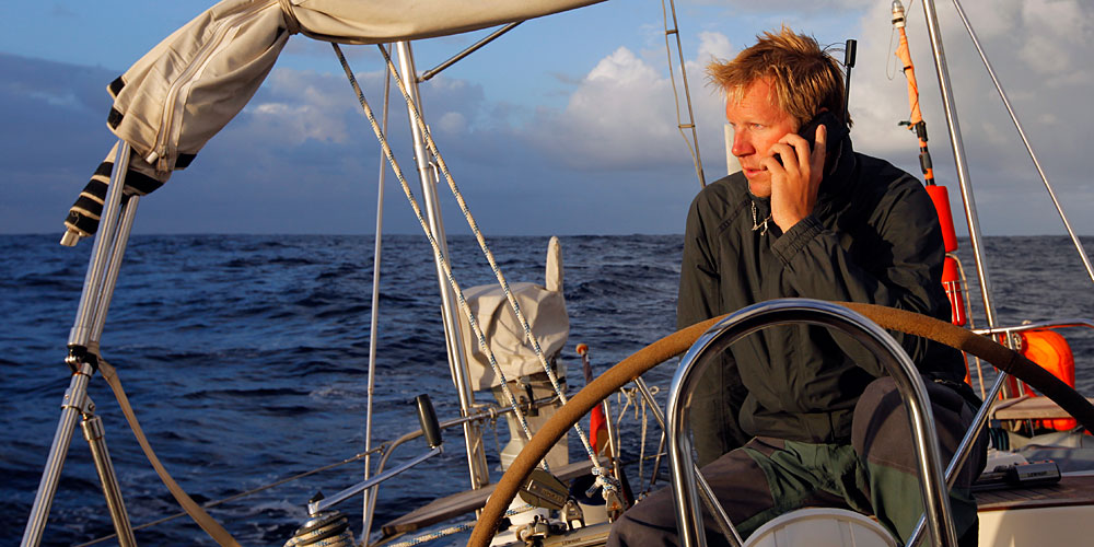 segler_mit_satphone